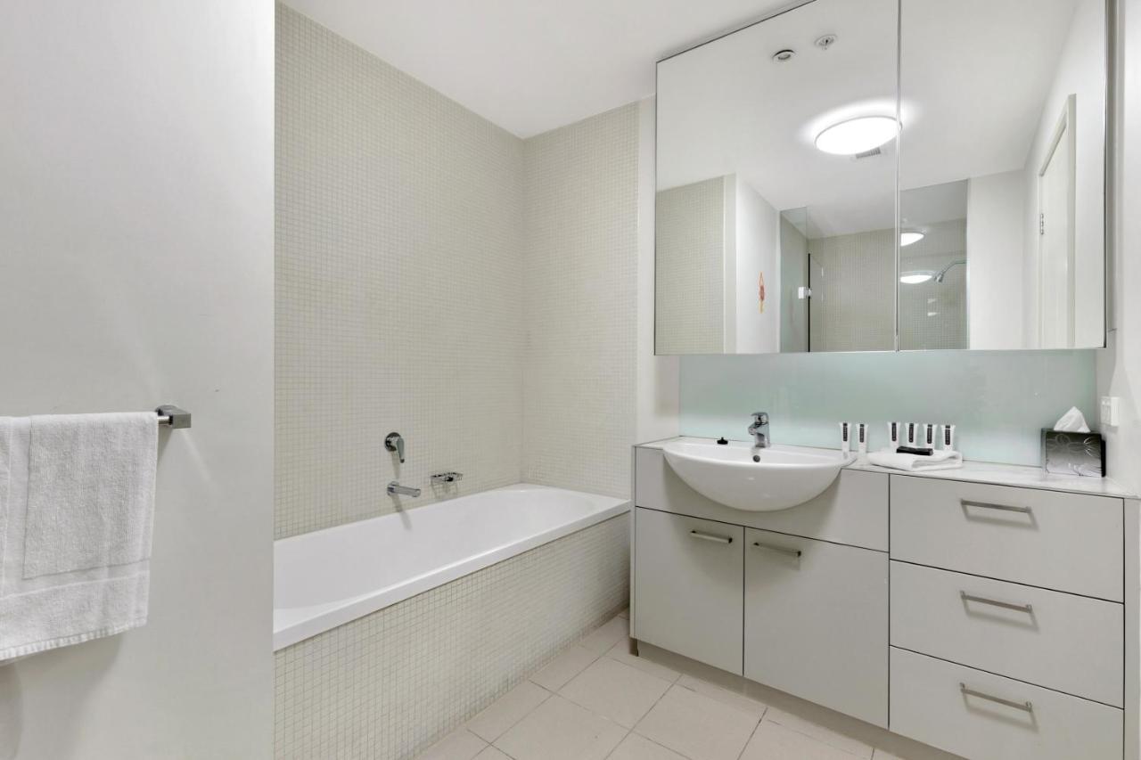 NewQuay Two-Bedroom Two-Bathroom Apartment Marina View