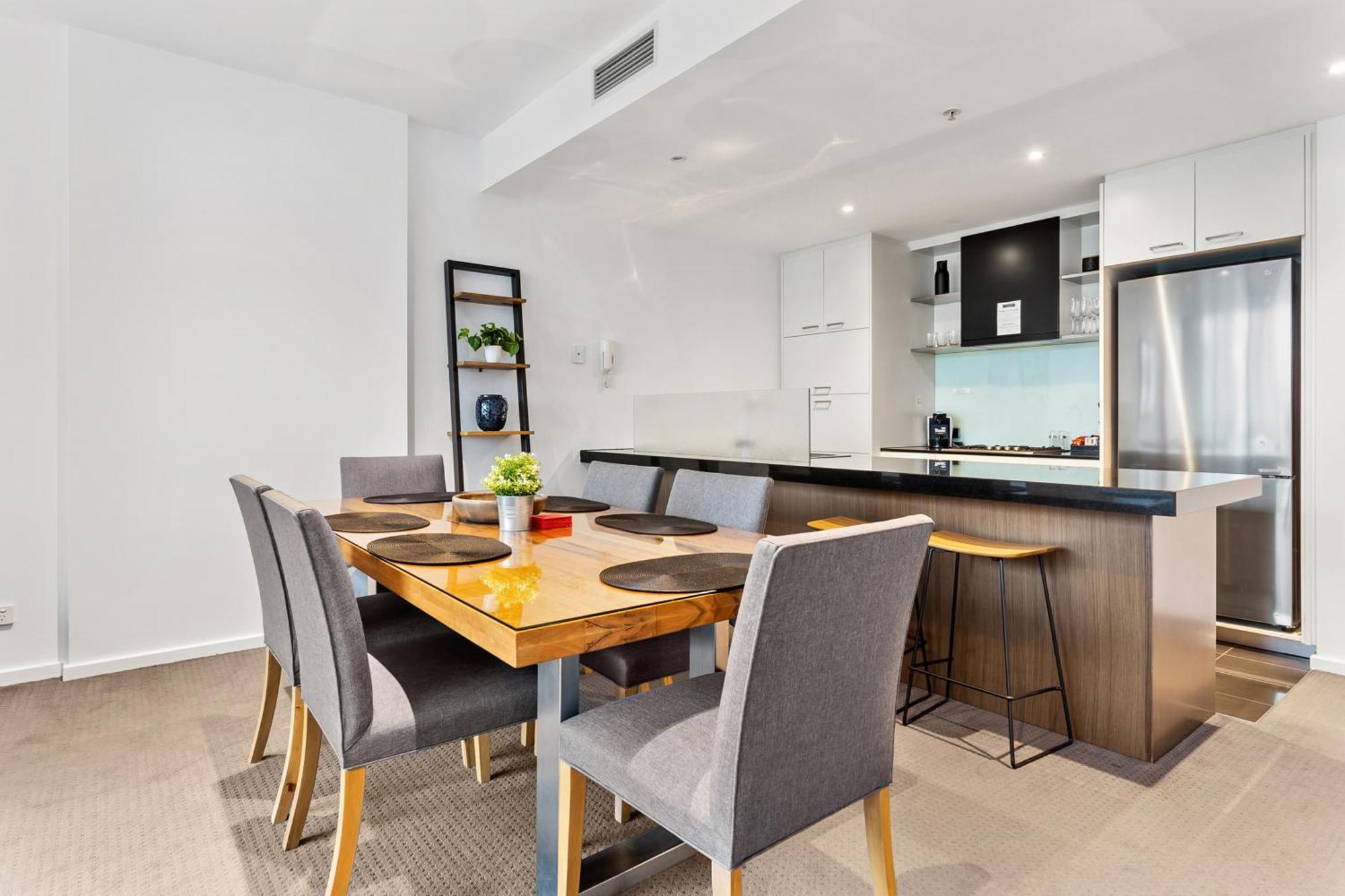 NewQuay Two-Bedroom Two-Bathroom Apartment Marina View