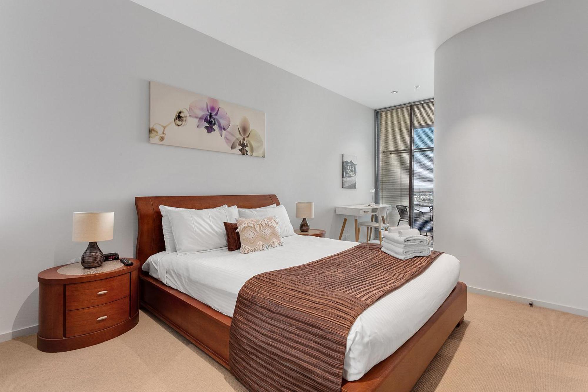 NewQuay Two-Bedroom Two-Bathroom Apartment Marina View