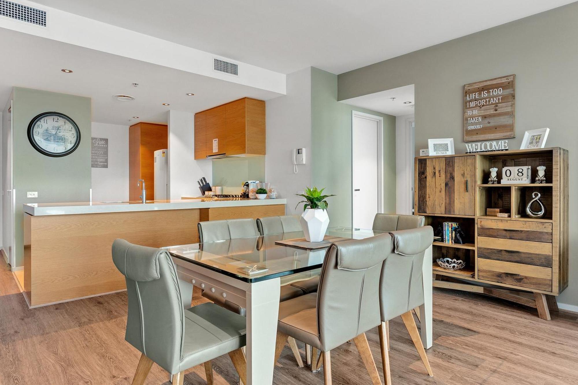 NewQuay Two-Bedroom Two-Bathroom Apartment Marina View