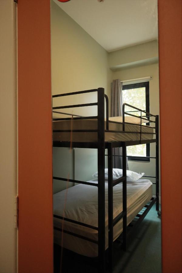 Quarto com 2 Camas de Solteiro e Banheiro Compartilhado
