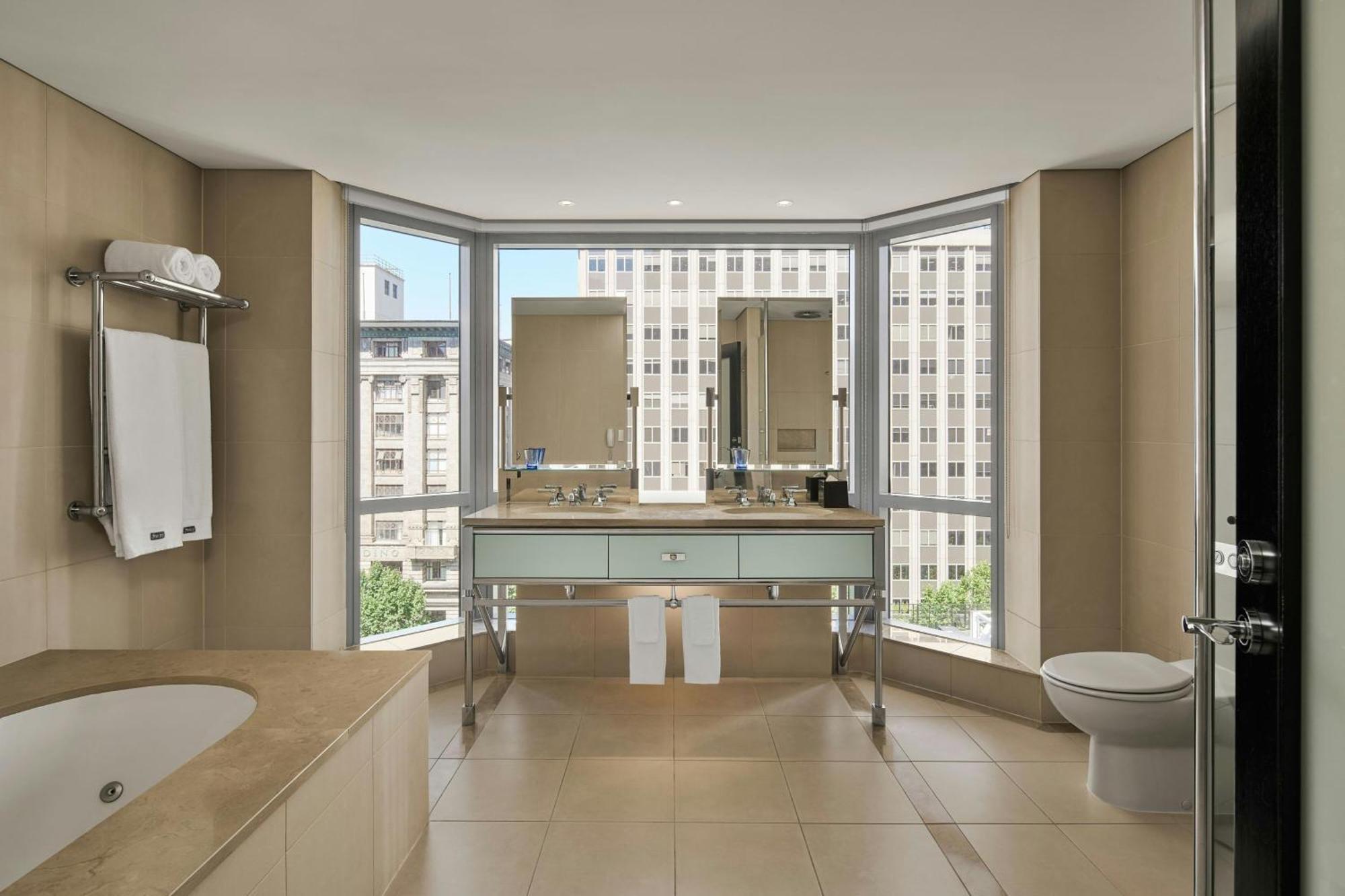 Deluxe King Studio City View Spa Bath Corner Room
