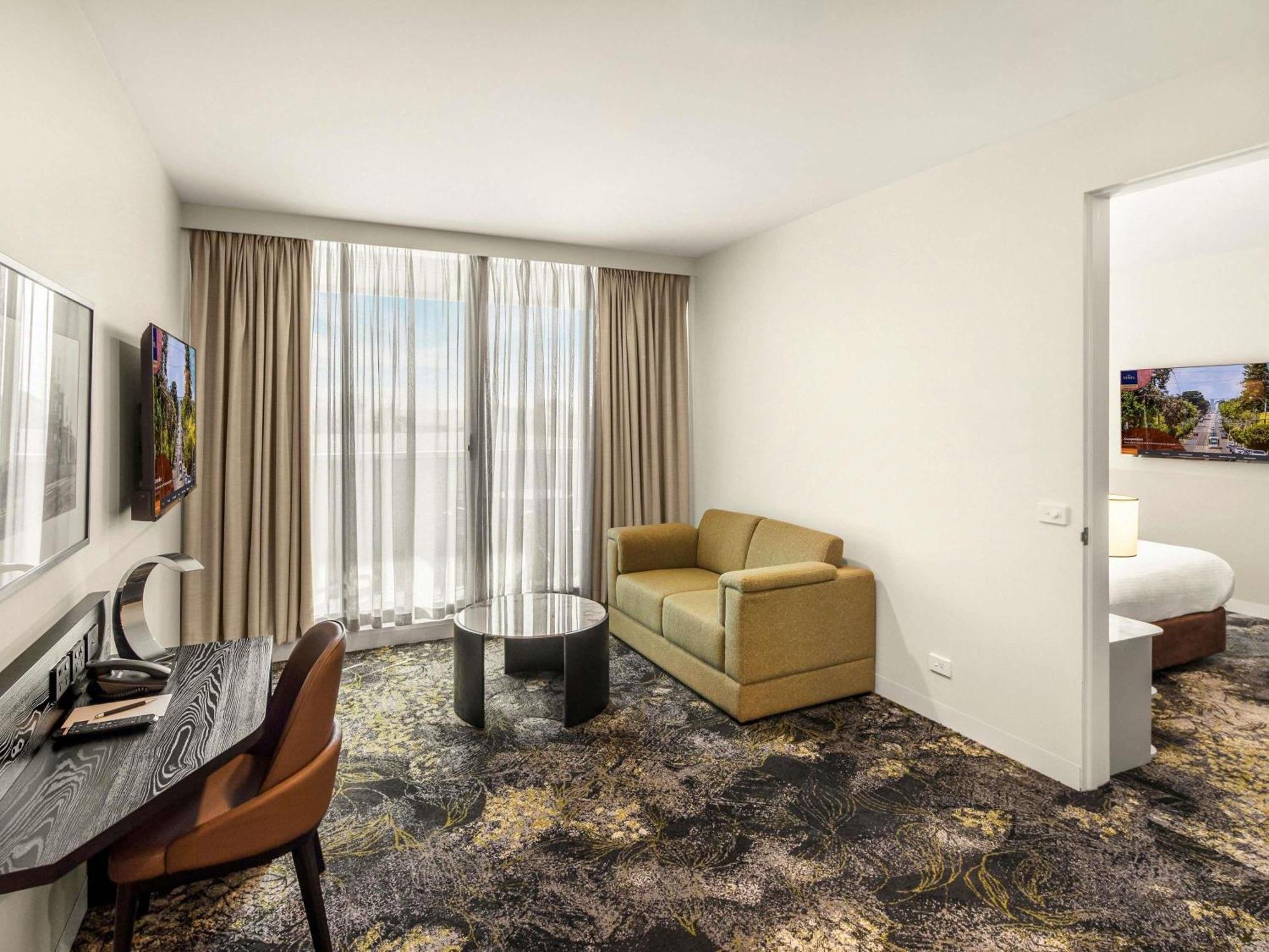 Deluxe One-Bedroom King Apartment