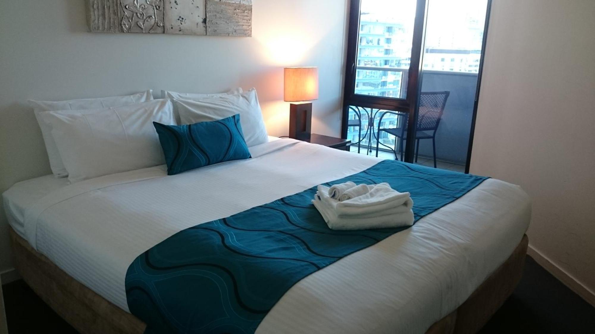 NewQuay Three-Bedroom Apartment Harbour View