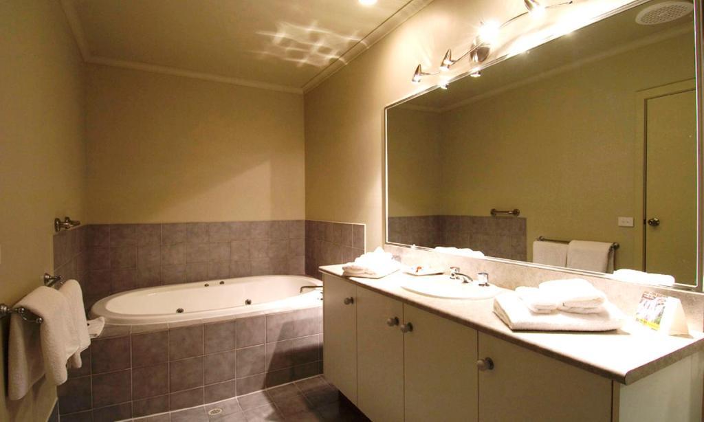 Oval Suite with Spa Bath