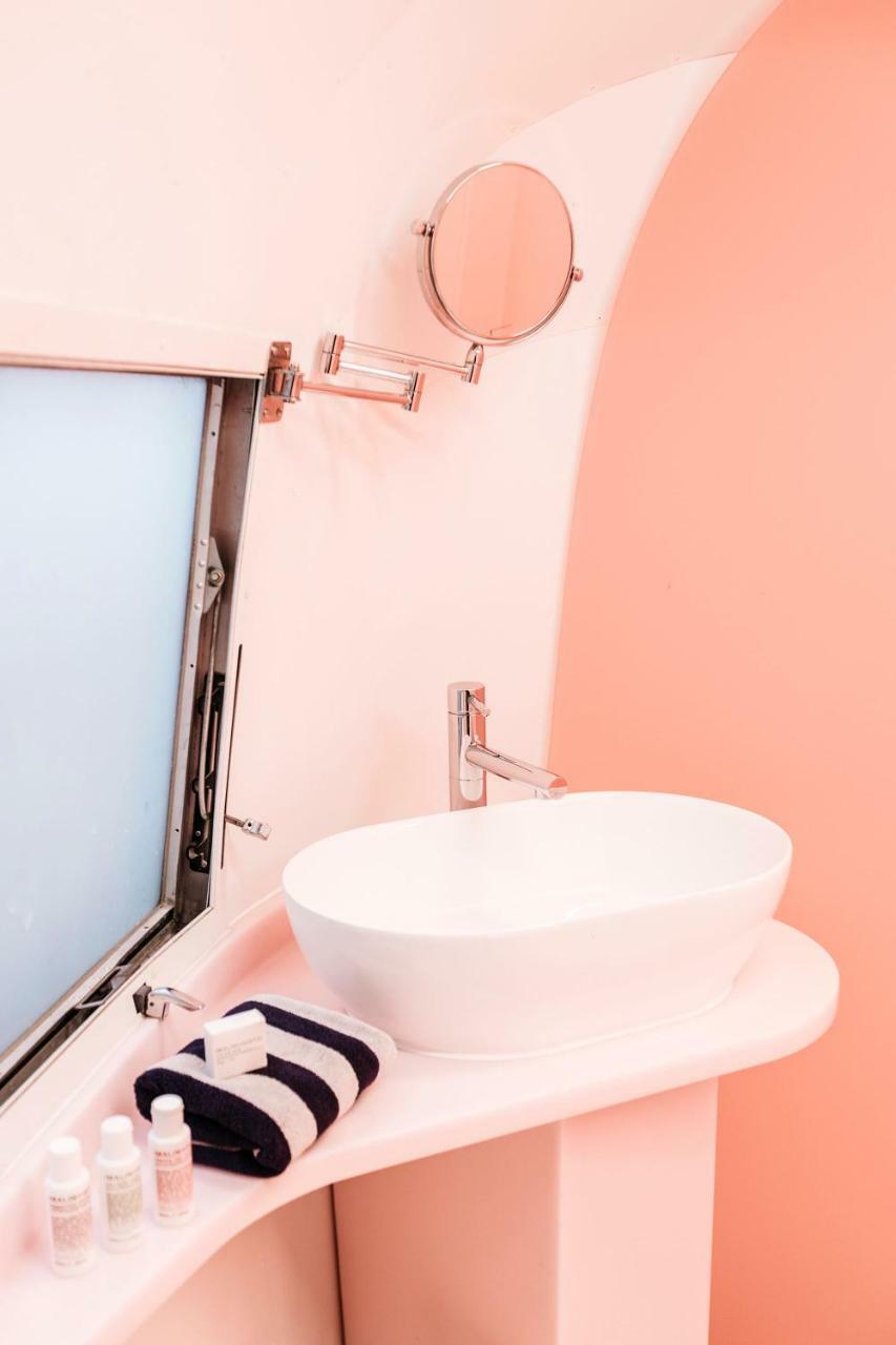 AIRSTREAM Deluxe Queen Room