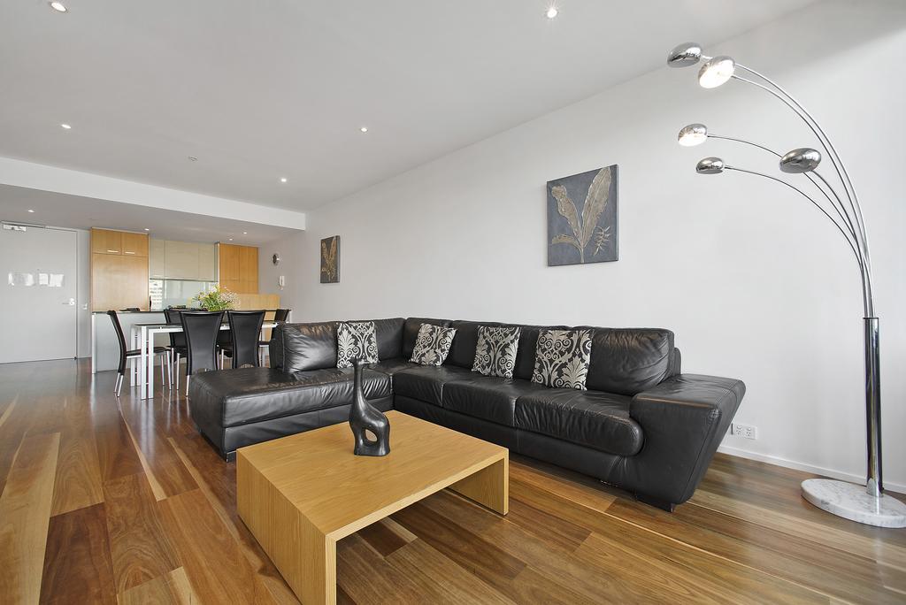 NewQuay Two-Bedroom Two-Bathroom Apartment Marina View