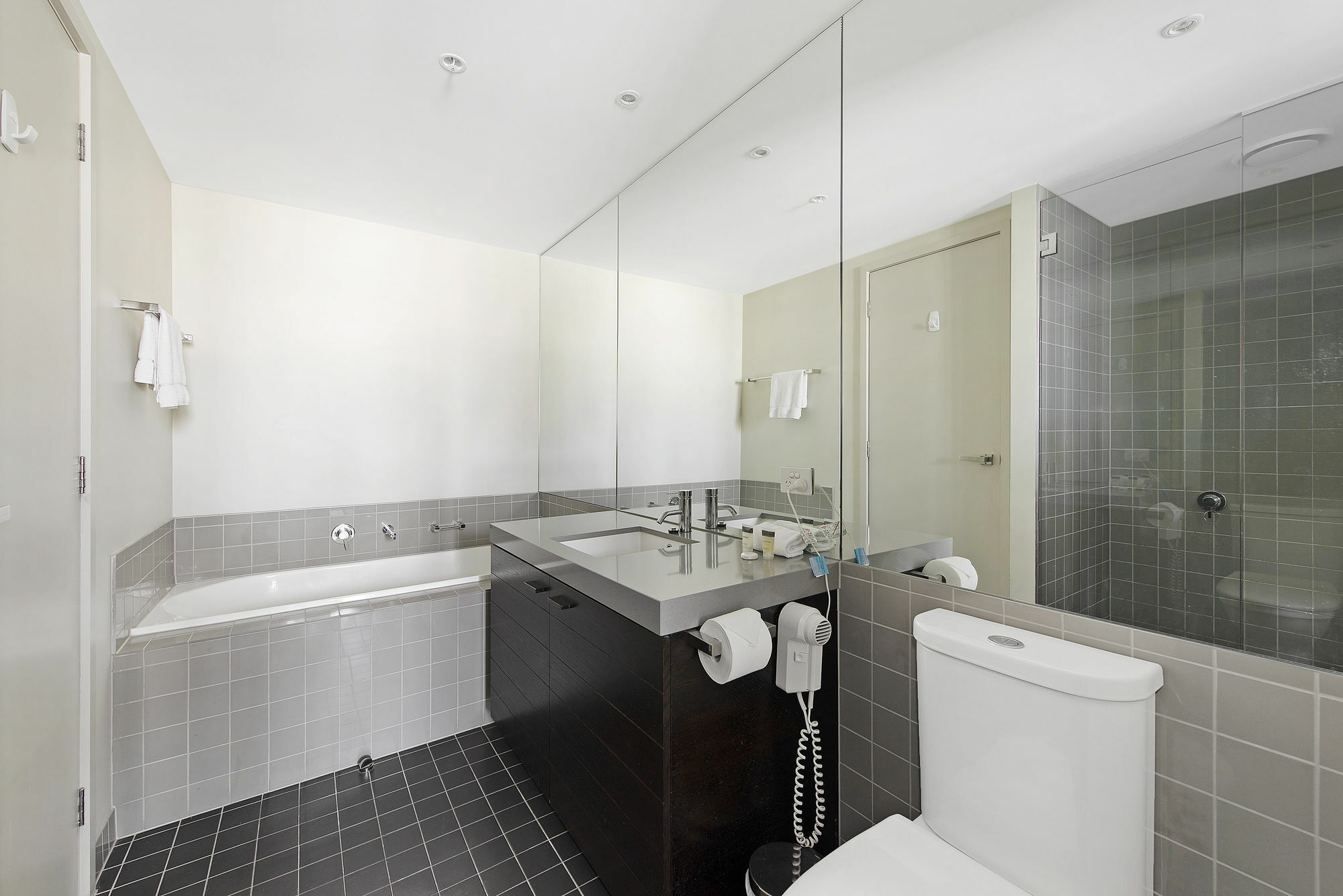 NewQuay Two-Bedroom Two-Bathroom Apartment Marina View