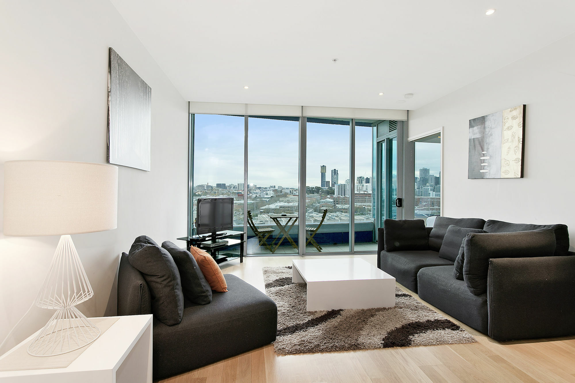 NewQuay Two-Bedroom Two-Bathroom Apartment Marina View