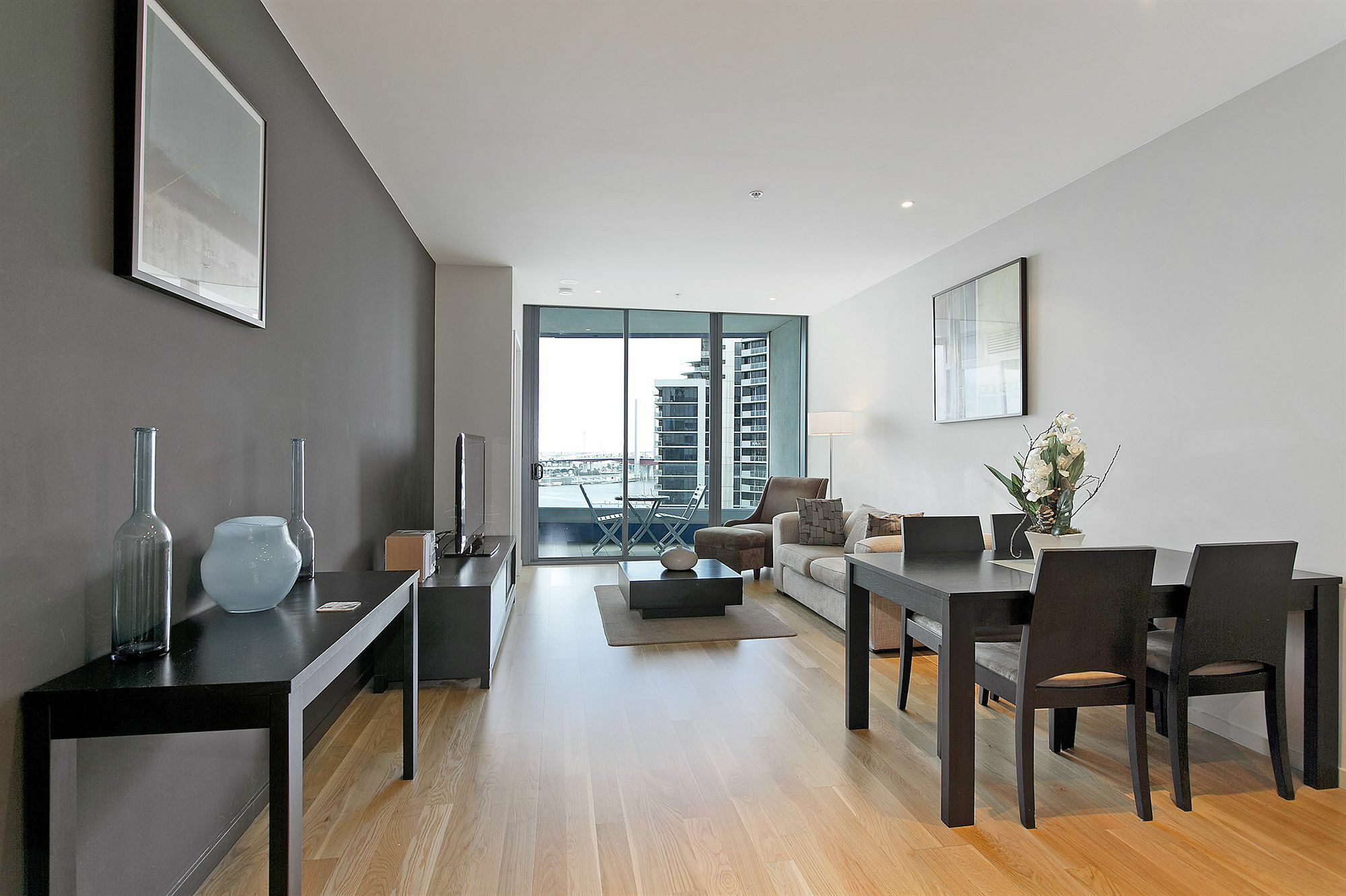 NewQuay Two-Bedroom Two-Bathroom Apartment Marina View