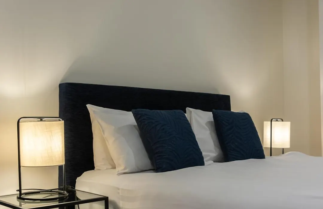 Spacious 1 Bedroom Apartment In The Heart Of Melbourne-1