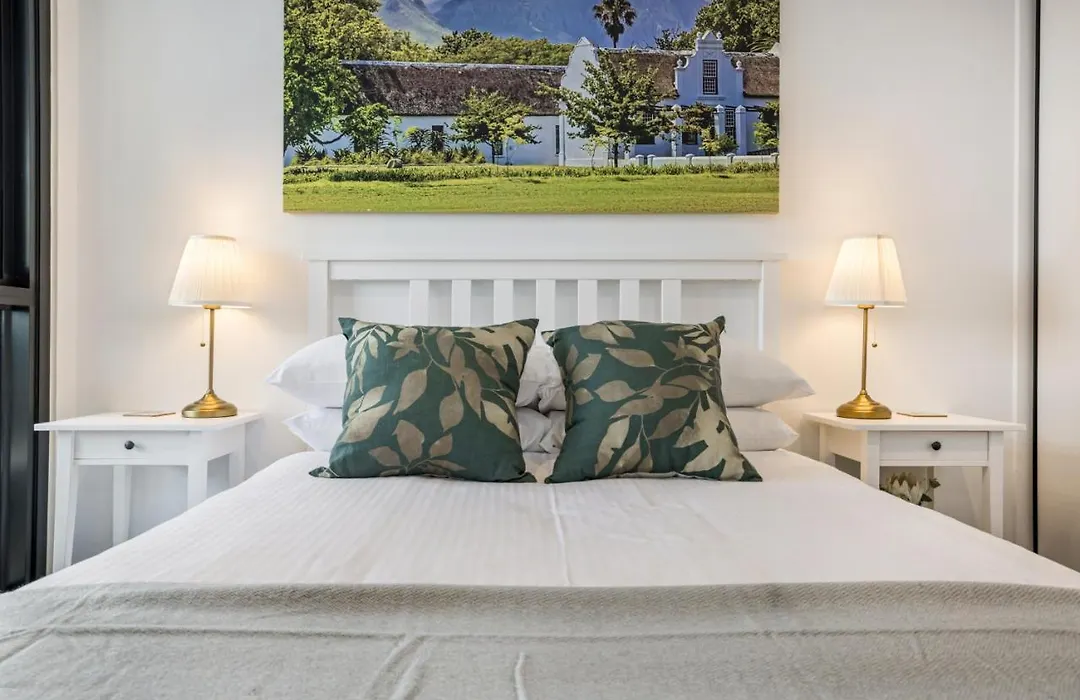 Luxury African Themed Apartment☆10Min To Mcg & Swan St☆On-Site Parking☆Balcony☆Rooftop Deck☆Gym☆-1
