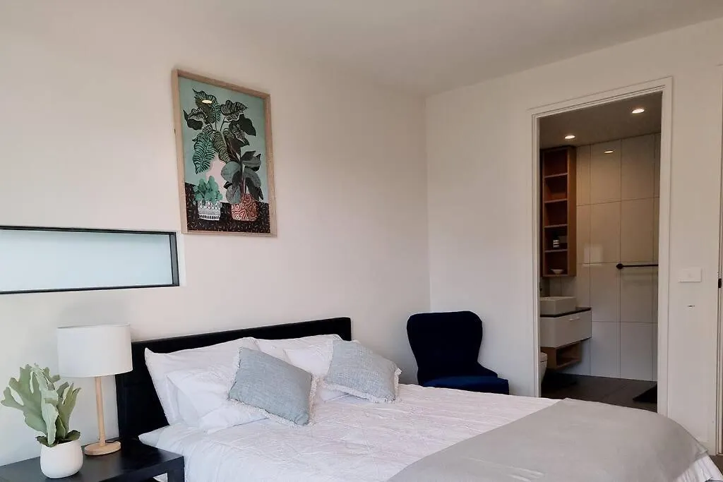 Contemporary 2-Bedroom Apartment 5 Mins To Beach-1