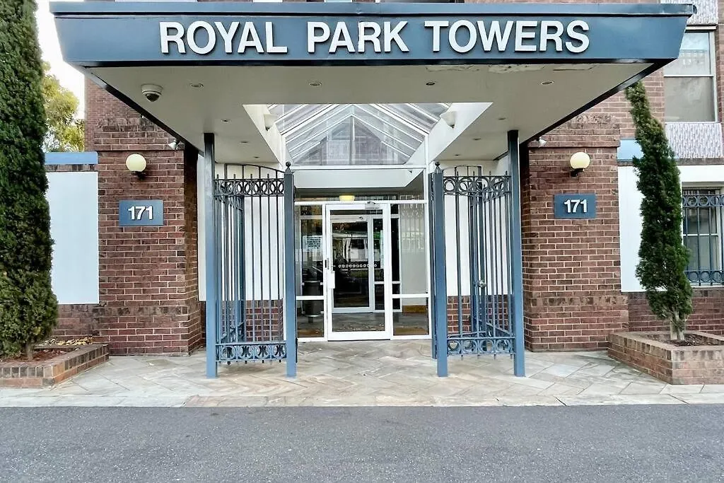Beautiful 2 Bedrooms W Kitchen & Carpark-1