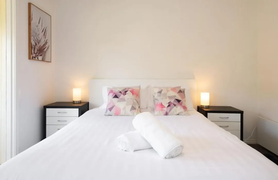 Brunswick 3Bdrm Townhouse, With Parking By Custom Bnb Hosting-1