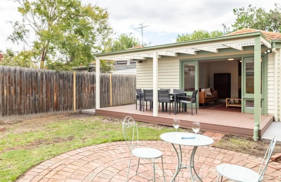 Elegant 2 Bedroom Family House With Backyard In Richmond-1
