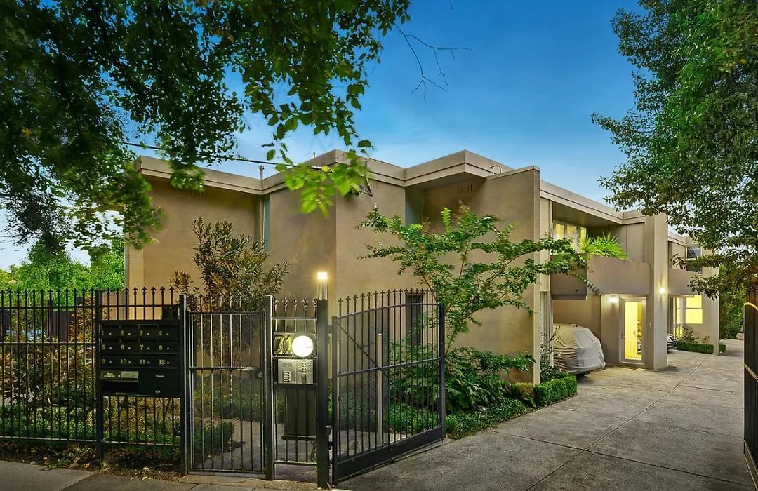 Luxury Spacious 3-Bedroom Suite On Exclusive Lansell Rd, Toorak-1