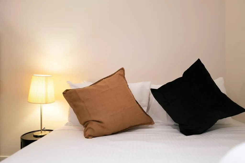 Luxury Apartment In Melb Cbd -City View+Sauna+Pool-1
