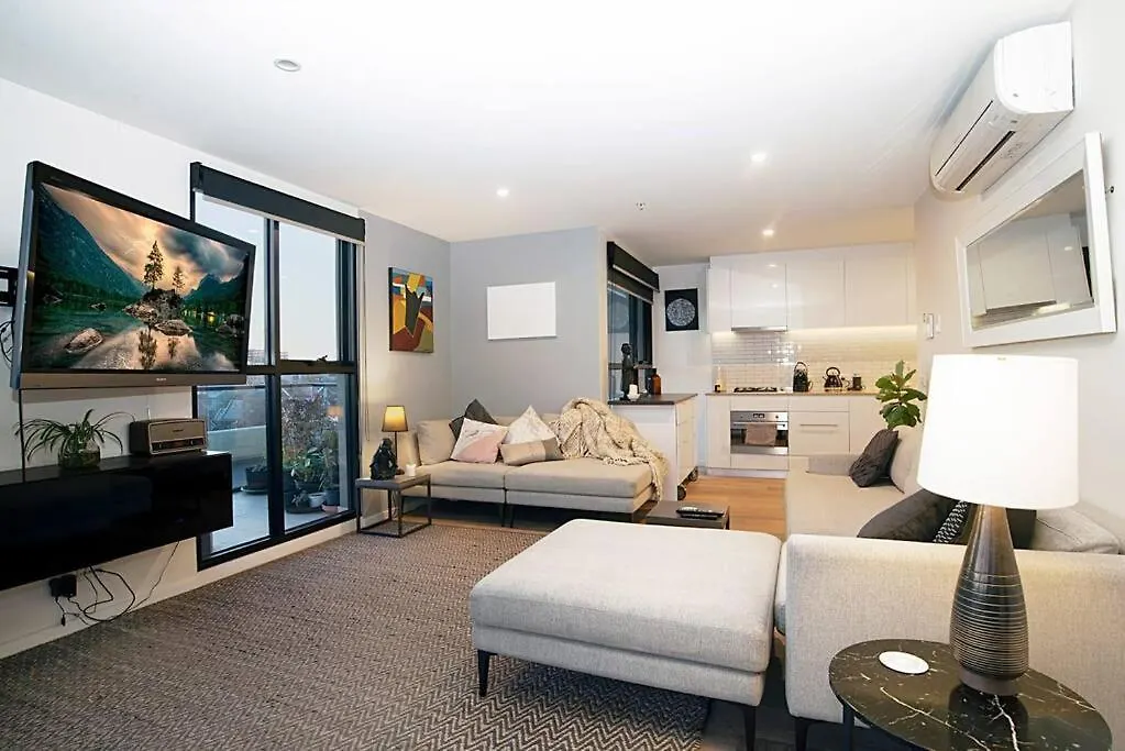 Luxe Inner City Richmond Pad - Exceptional View -Walk To Mcg & City- Huge Balcony-1