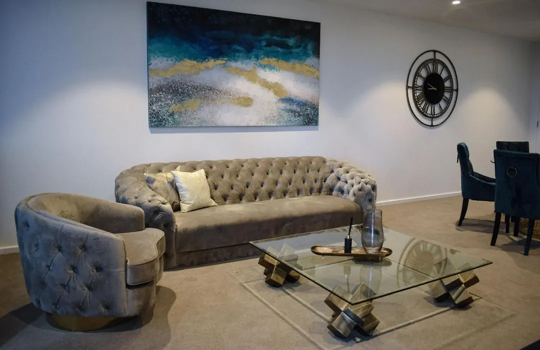 Deluxe 3 Bedroom Apartment In Southbank-1