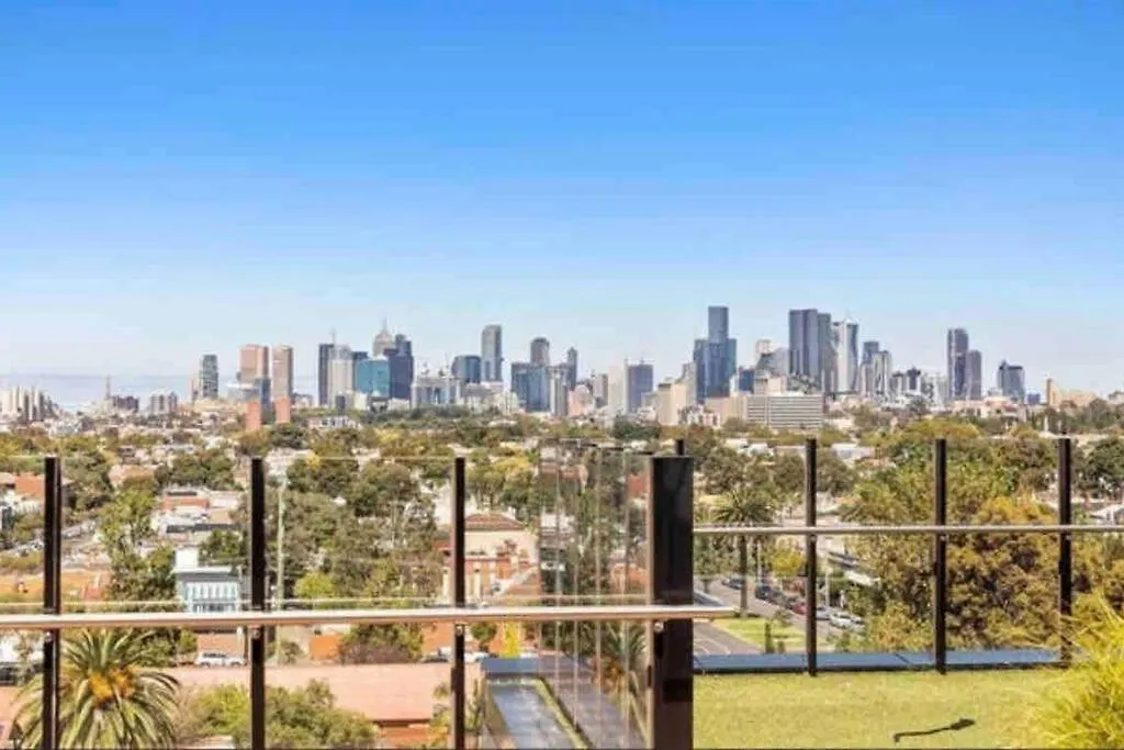 Contemporary Inspired Luxury Apartment With Stunning Views And Hot Tubs-1