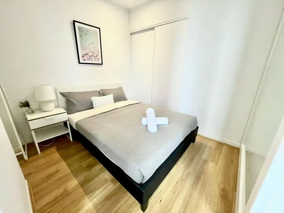 Contemporary 2-Bed Apartment In Melbourne Cbd-1