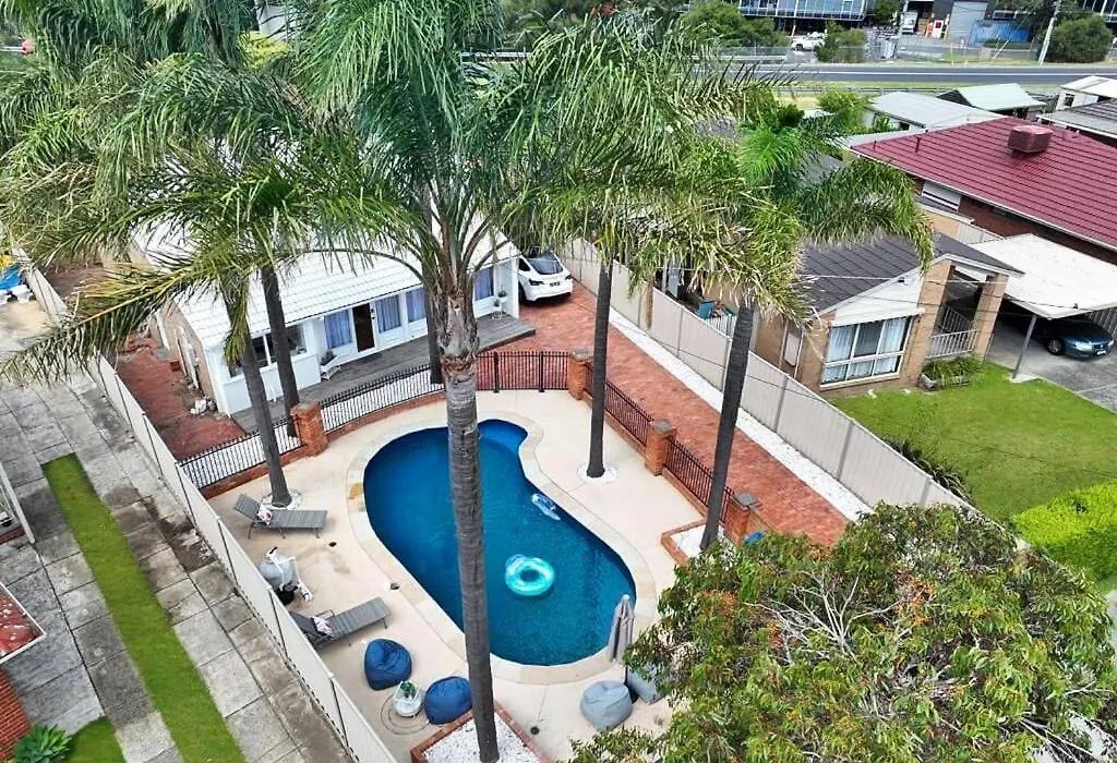 Evies White House Oasis I Pool & Close To Airport-1