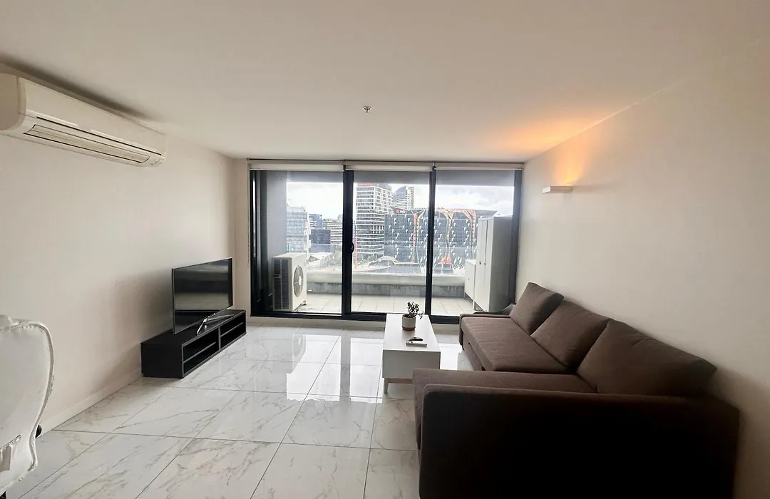Melbourne City Abode - 15Th Floor Skyline Views, Heated Indoor Pool, 1 Bedroom, 1 Sofa-Bed Living Room, Balcony, Kitchen, Bath, Sauna & Gym - 60 Sqm Of Suite Like Space-1