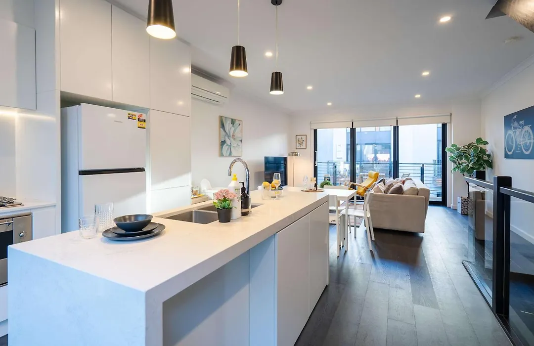 Modern 3-Level Townhouse Freeparking-1
