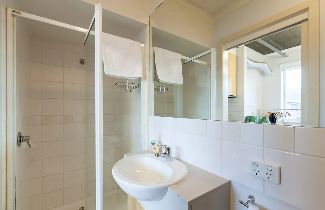 Lucinda, Carlton Studio Apartment-1