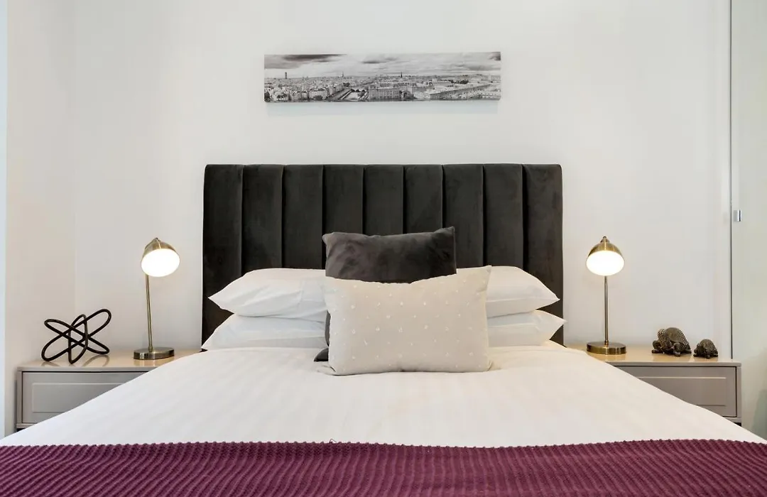 Stylish 2-Bed Apartment Near Southbank Restaurants-1