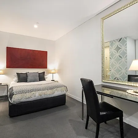 Melbourne Cbd Apartment With Gym Near Shops-3