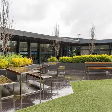 Modern 1 Bedroom In Tranquil Parklands-3