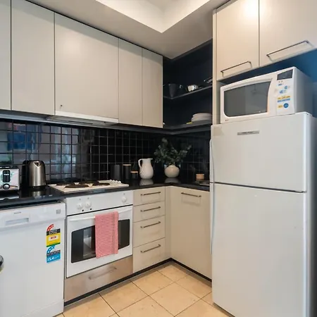 Spacious 1 Bedroom Apartment In The Heart Of Melbourne-2