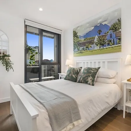 Luxury African Themed Apartment☆10Min To Mcg & Swan St☆On-Site Parking☆Balcony☆Rooftop Deck☆Gym☆-2