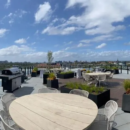 Luxury African Themed Apartment☆10Min To Mcg & Swan St☆On-Site Parking☆Balcony☆Rooftop Deck☆Gym☆-3