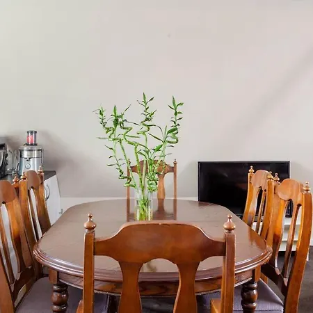 Upstairs Studio Apartment With Street Access-3