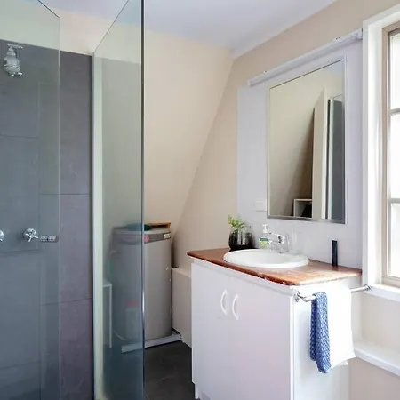 Upstairs Studio Apartment With Street Access-2