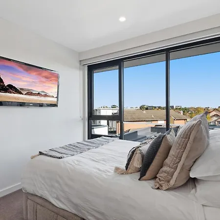 Modern 2-Bed Essendon Apartment With Views-2