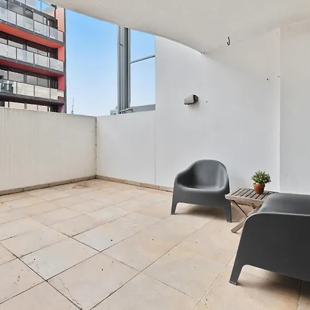 Spacious 2-Bed Apartment Steps From Albert Park-3