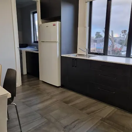 Spacious Modern Apartment - St Kilda East-2