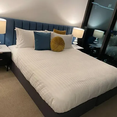 Lux 3 Bedroom Apartment In Southbank-2