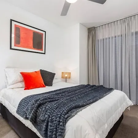 Astral Apartments. Spacious 2 Bed, 2 Bath Apartment In A Great Location.-2