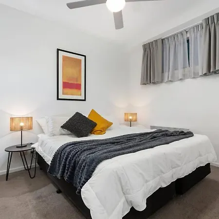 Astral Apartments. Spacious 2 Bed, 2 Bath Apartment In A Great Location.-3