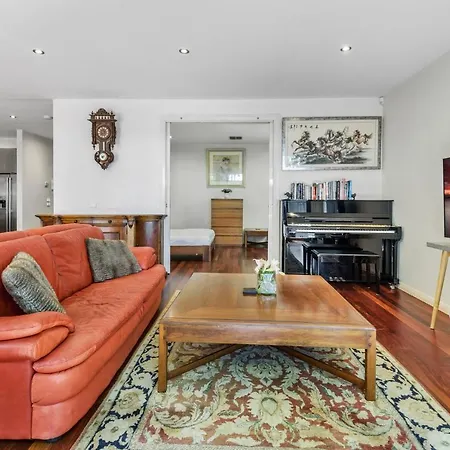 Chic Courtyard House, Steps From Elwood Beach-3