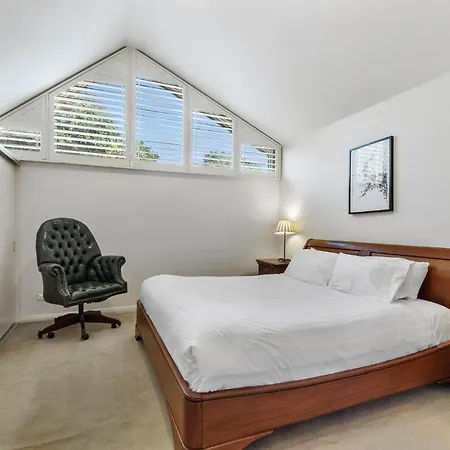 Chic Courtyard House, Steps From Elwood Beach-2