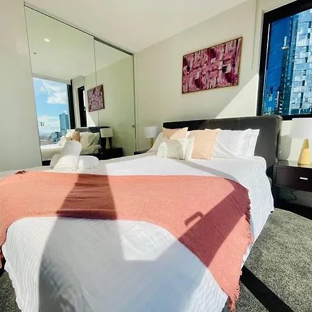 Comfy Unit In Front Of Crown W/ Free Parking-3