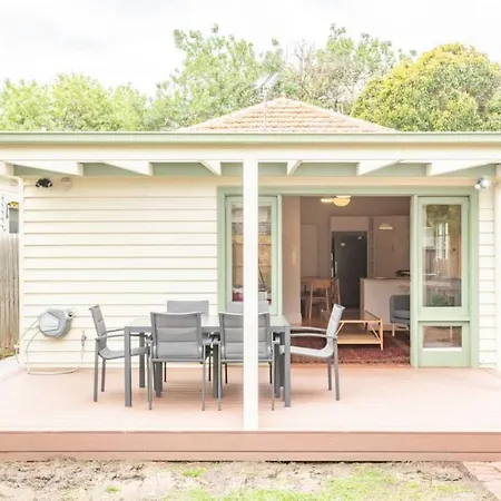 Elegant 2 Bedroom Family House With Backyard In Richmond-3