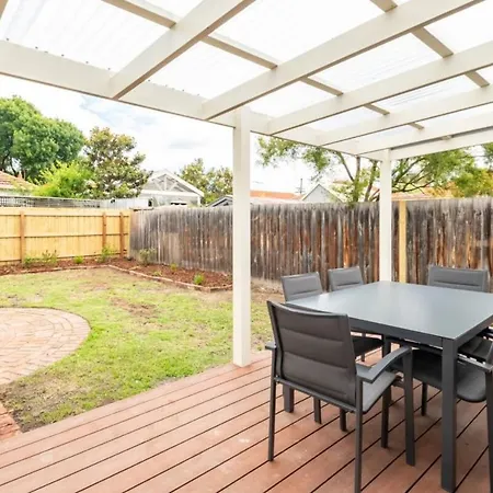 Elegant 2 Bedroom Family House With Backyard In Richmond-2