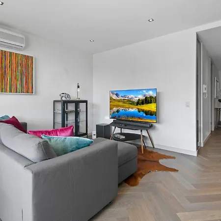 Executive 2-Bed Apartment Near Chapel St-3